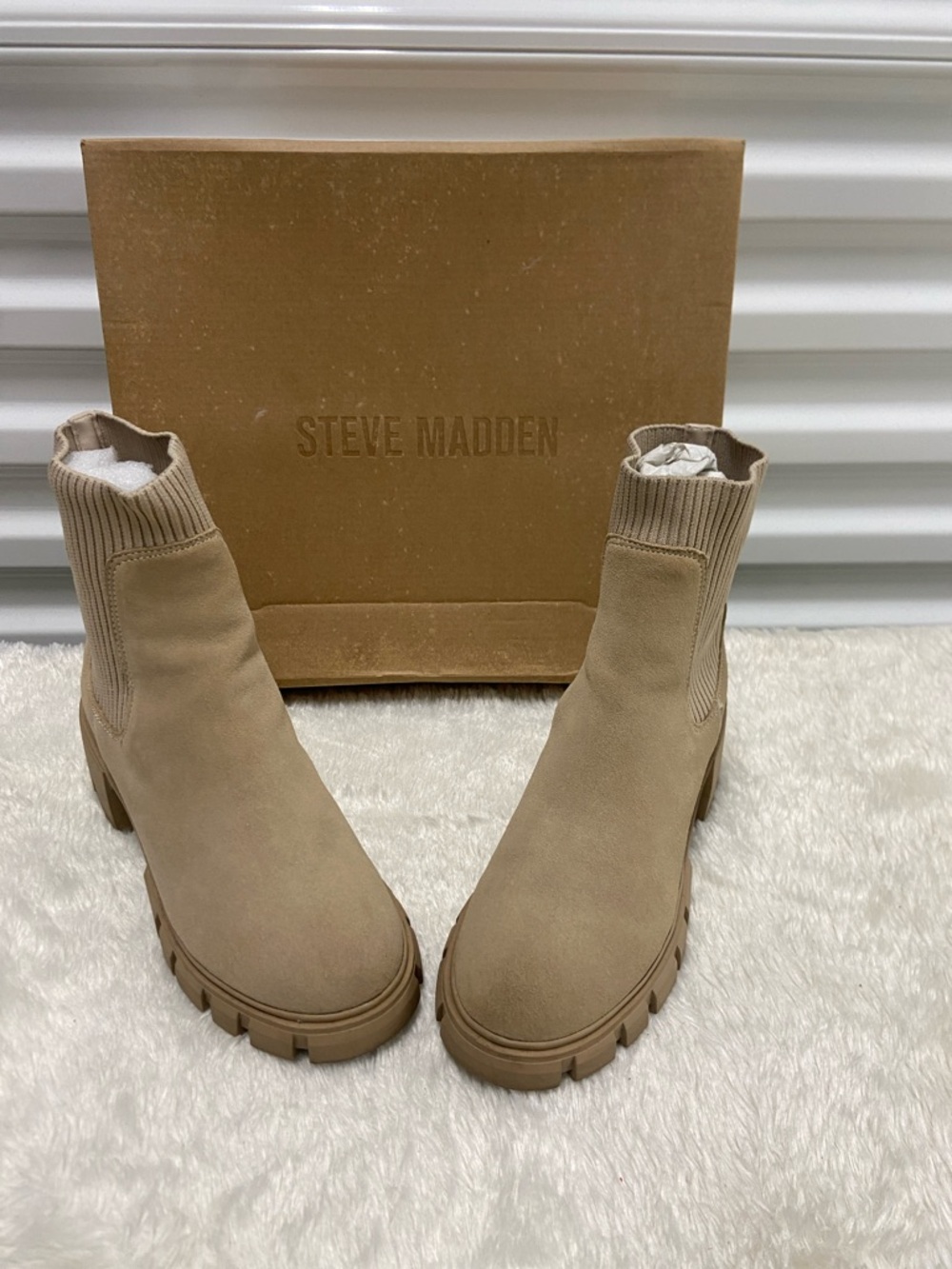 Steve Madden Beige/Tan Chunky Lug Chelsea Ankle Boots